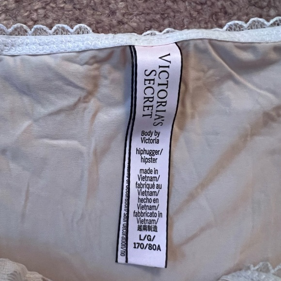 Victoria’s Secret Bra Set! Never worn! - Picture 2 of 4